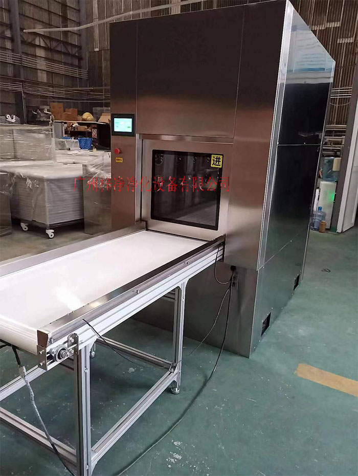 輸送帶傳遞窗還可吹淋被傳遞物品的表面，防止物品可能攜帶塵埃進入潔凈室。