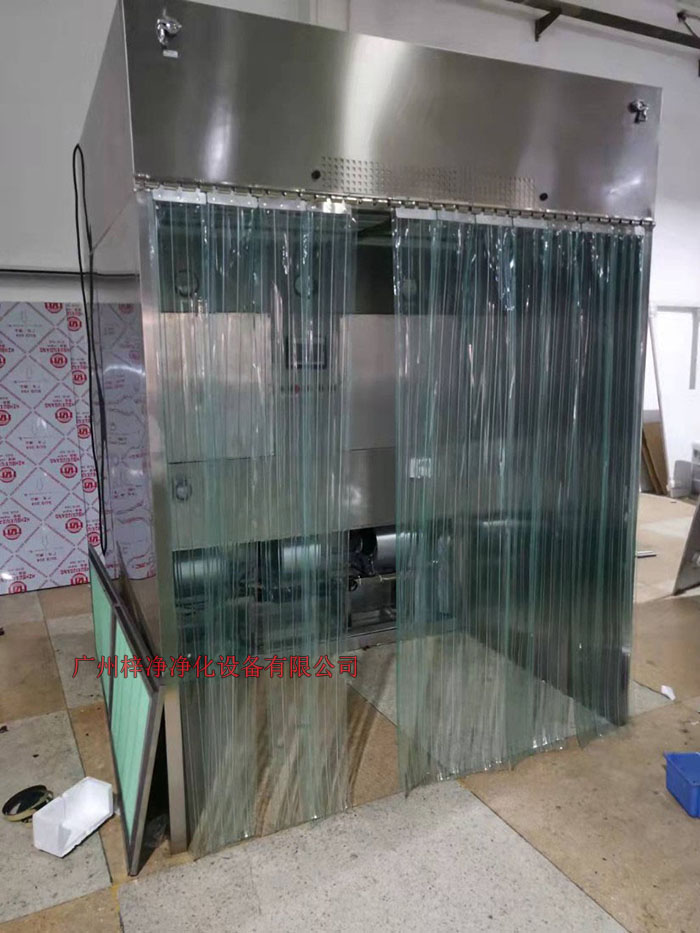 潔凈層流采樣車具體要求；從室內空氣經過初效過濾器，從高效空氣過濾器出風，配無隔板高效過濾器過濾效率為：99.99@0.3μm和G4級初效過濾器，確保凈化級別，靜態100級美聯邦209E標準；