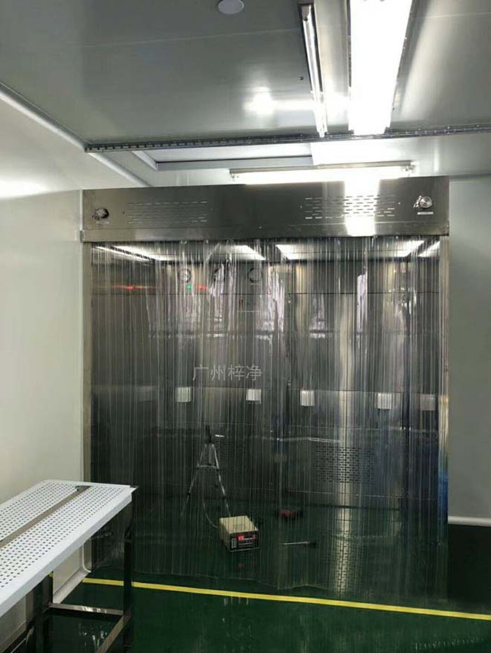 負壓稱量罩負壓稱量室內空氣經初效過濾器、中效過濾器，由離心風機壓入靜壓箱，在經高效過濾器后從氣流擴散送風單元出風面吹出