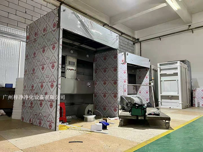 負壓稱量室在制藥行業中，潔凈室是確保藥品生產過程符合衛生標準的重要設施。